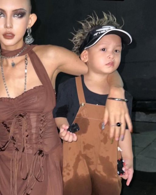 Sau quyết định cạo trọc đầu, Lâm Minh đăng tải hình ảnh cùng con trai