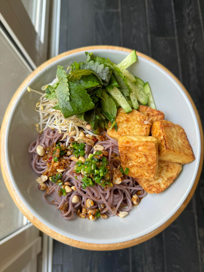 Chỉ với những nguyên liệu đơn giản như bún, đậu, rau... Tăng Thanh Hà đã làm nên bữa ăn đơn giản nhưng vẫn rất tinh tế