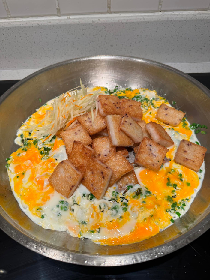 Món bột chiên - món ăn đường phố khá nổi tiếng ở Sài Gòn. Qua bàn tay khéo léo của Tăng Thanh Hà, món ăn đơn giản này trở nên tinh tế hơn rất nhiều