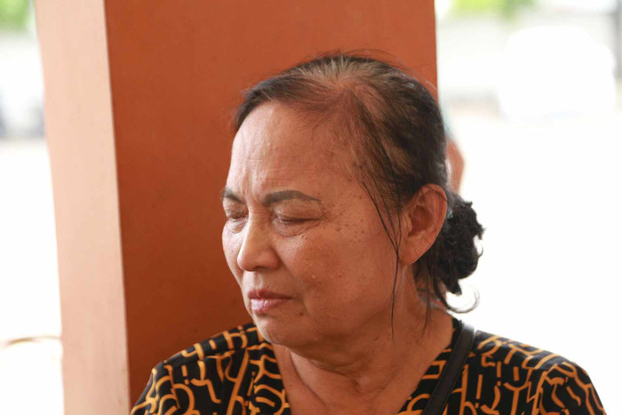 Xóm giềng, người thân không giấu được giọt nước mắt đau lòng