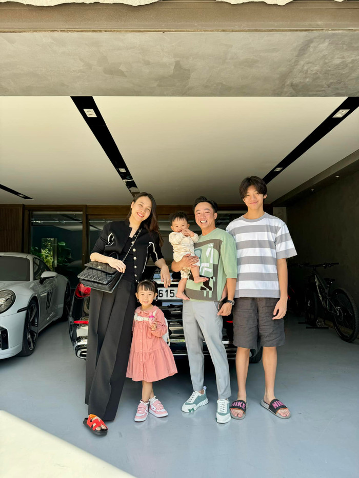 Cuộc sống hạnh phúc, giàu có đáng ngưỡng mộ của Cường Đô La và Đàm Thu Trang bên cạnh các con. 