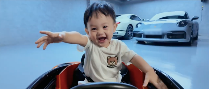 Quý tử Sutin nhà Cường Đô sở hữu vẻ ngoài bụ bẫm và đáng yêu. 