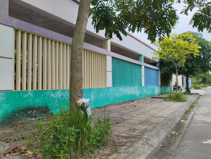 Cổng trường thân thương ngày nào giờ đây sẽ vắng bóng bé trai