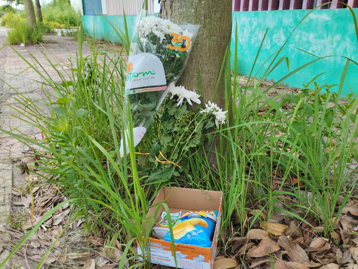 Người dân mang hoa, bánh đến trước cổng trường nơi bé trai xấu số theo học, như lời tiễn biệt cuối cùng đến em