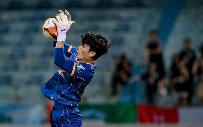 Thủ môn Bùi Tiến Dũng xuất sắc cứu LPB HAGL trong ngày trọng tài bị phản ứng Ảnh 2