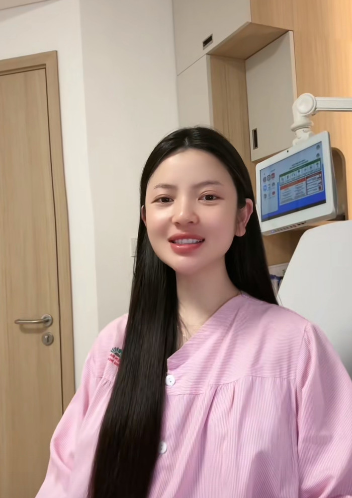 Hình ảnh bà xã Quang Hải - Chu Thanh Huyền vẫn gắng gượng làm việc trên giường bệnh.