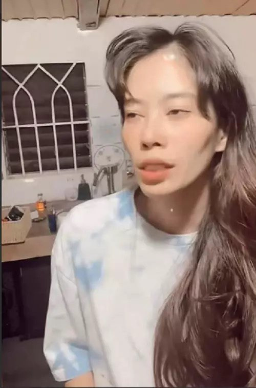 Thời gian gần đây, sau khi công khai đã có “bến đỗ mới” là bạn trai doanh nhân Hữu Cường. Công chúng còn chưa kịp vui mừng thì đã phát hiện cô nàng còn “bất ổn” hơn ngày trước. Nam Em thường hay xuất hiện trong livestream với vẻ ngoài nhếch nhác và gương mặt tiều tụy, kèm theo đó là những biểu hiện bất thường khiến người xem không khỏi lo lắng. 