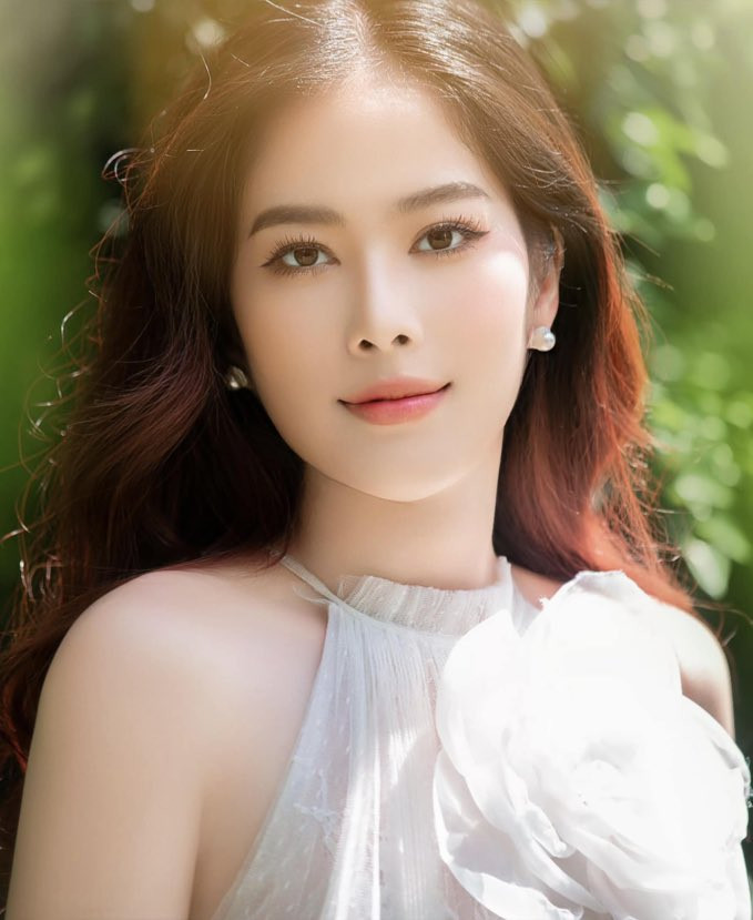 Trong quá khứ, người đẹp Tiền Giang sở hữu nhan sắc dịu dàng, đằm thắm, xứng với danh hiệu “Hoa khôi Đồng bằng sông Cửu Long”. Ngoài ra, Nam Em còn ghi điểm ở cách nói chuyện nhẹ nhàng, nền nã, khác hẳn so với hiện tại. Nhìn lại những hình ảnh ngày xưa của cô với nhan sắc “đỉnh của chóp”, người hâm mộ không khỏi tiếc nuối. 