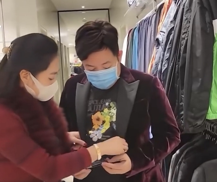 Hà Thanh Xuân lựa áo vest cho 'người tình tin đồn'