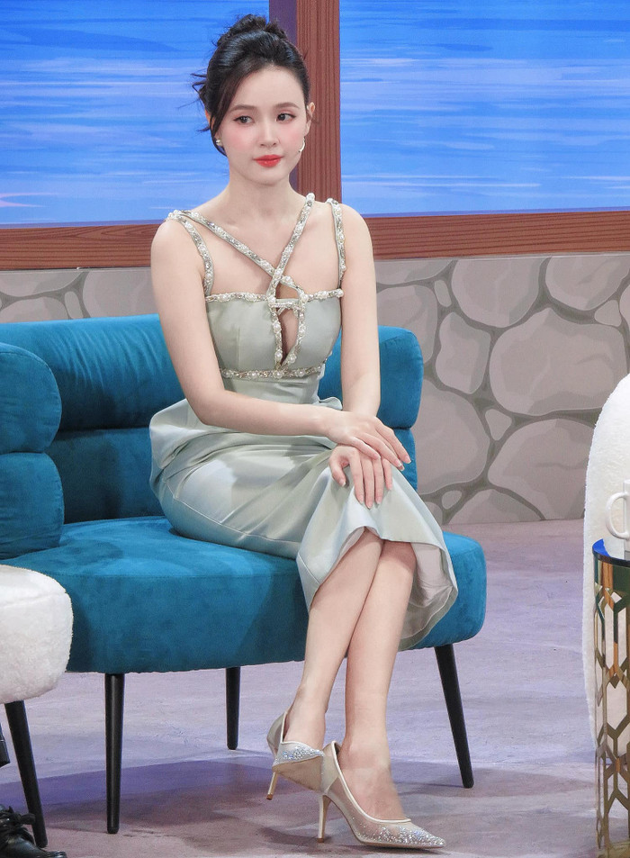 Sắc vóc trẻ trung, thon thả của Midu ở tuổi 34.