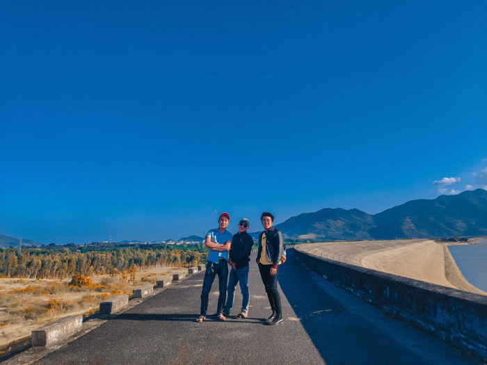 Nhiều bạn trẻ đã đến đập Suối Dầu tham quan, check-in