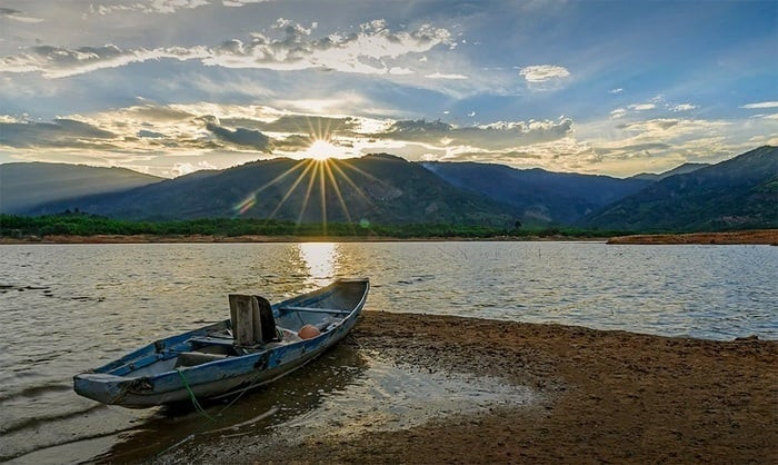 Đập Suối Dầu có diện tích tương đối lớn, chịu trách nhiệm chính trong việc cung cấp nước, phục vụ hoạt động tưới tiêu, sinh hoạt cho một phần thành phố Nha Trang, Diên Khánh và huyện Cam Lâm.