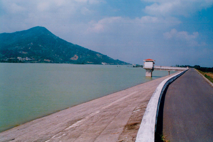 Đập Suối Dầu có tổng chiều dài 1.036m với chiều cao đập lớn nhất là hơn 27m. 