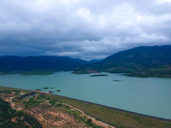 Nhờ nằm ở địa thế đẹp cùng với khung cảnh thiên nhiên thơ mộng, bình yên, đập Suối Dầu đã trở thành địa điểm dã ngoại yêu thích của khách du lịch lẫn người dân địa phương, đặc biệt vào dịp cuối tuần. 