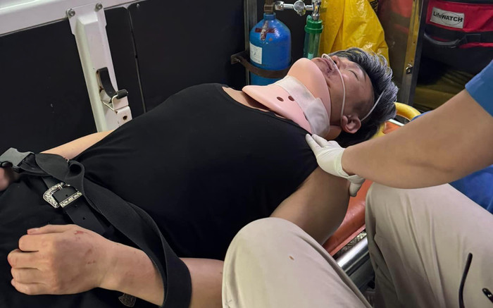 Xôn xao hình ảnh một nam ca sĩ Việt trên xe cấp cứu, nhập viện gấp Ảnh 2