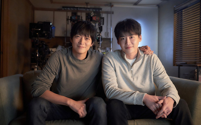 Cú bắt tay đầy sóng gió của tình cũ Song Hye Kyo và Lee Jong Suk ở Bẫy Nuốt Mạng Ảnh 2