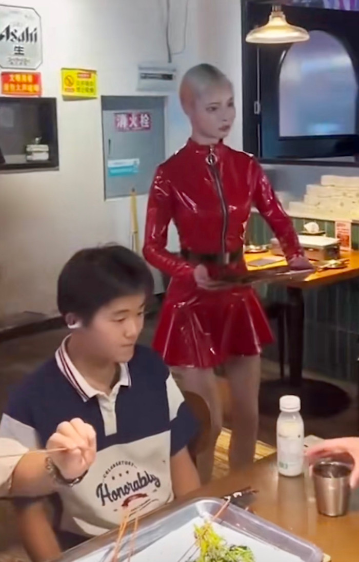 Nhân viên phục vụ này xuất hiện khiến ai nấy cũng đều ngỡ ngàng.