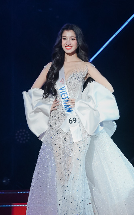 Phương Nhi đã có một bộ váy màu trắng xinh đẹp ngút ngàn trên sân khấu Miss International 2023.&nbsp;