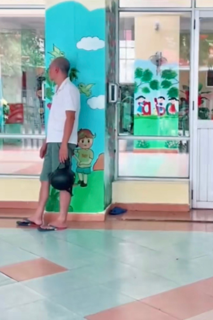 Ông bố đang chờ con gái trong sảnh.