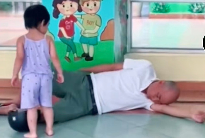 Ngay khi được con báo tin, ông bố gục ngã luôn tại chỗ.