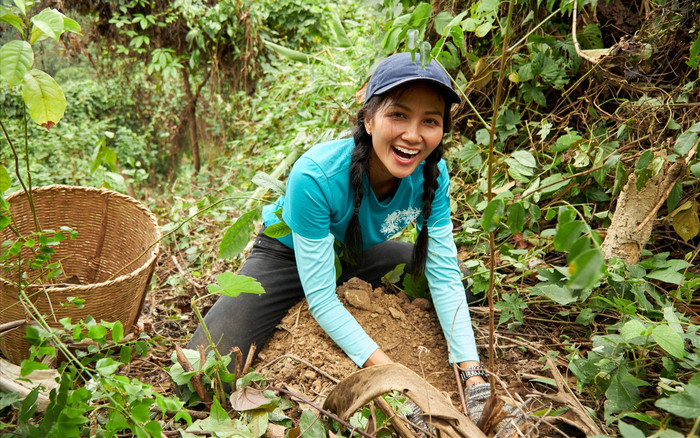 H'Hen Niê đào đất trồng cây Ảnh 2