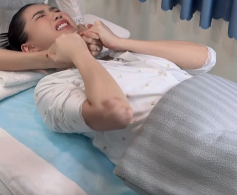Ngọc Trinh biểu cảm đầy đau đớn khi tiến hành trị sẹo. Được biết, những vết sẹo trên tay chân của người đẹp có kích thước khá lớn nên sẽ mất nhiều thời gian hơn để thấy được hiệu quả.