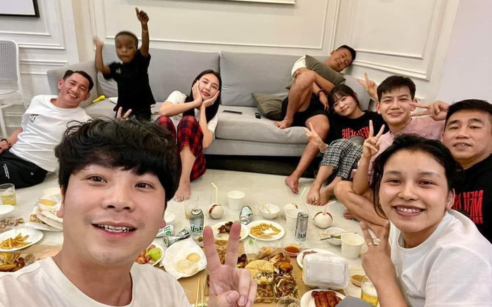 Thùy Tiên đưa Quang Linh Vlogs - Lôi Con về gặp bố ruột Ảnh 2