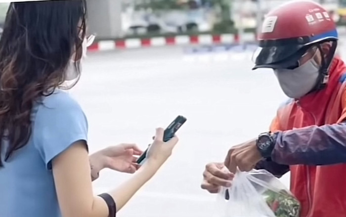 Tốt bụng tặng đồ ăn cho shipper, cô gái nhận cuộc gọi dằn mặt vì nghi là tiểu tam Ảnh 2