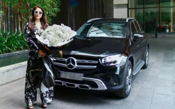 Trương Ngọc Ánh không tiếc tay sắm xe đắt tiền để phục vụ việc đi lại của 2 mẹ con