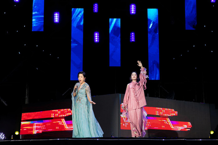 Hai lần song ca cùng Phương Mỹ Chi, diva Mỹ Linh đều diện đúng một bộ trang phục Ảnh 1