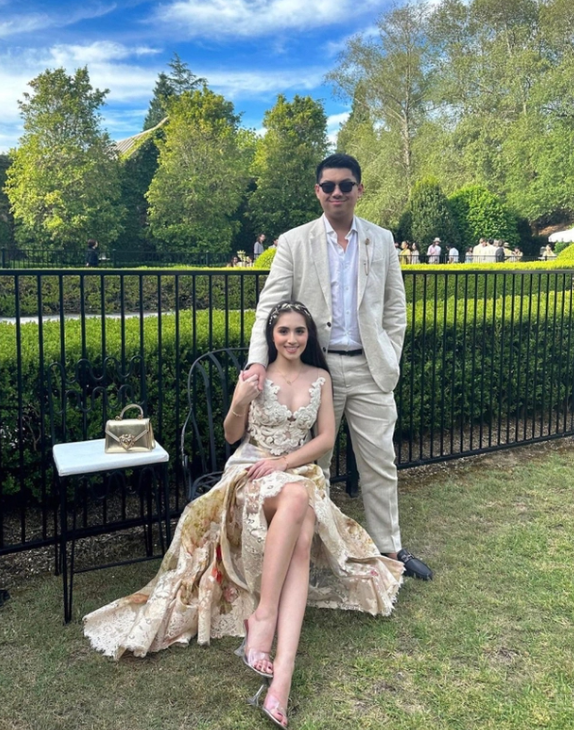 Bạn gái của Hiếu Nguyễn là một cô gái rất kín tiếng nhưng cũng là tiểu thư của một gia đình thế phiệt.