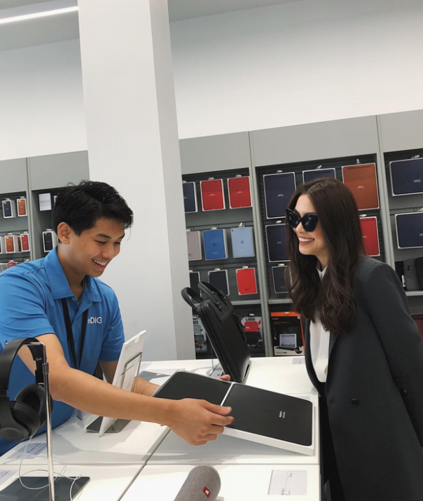 Cậu út từng làm nhân viên bán hàng để trải nghiệm công việc kinh doanh.