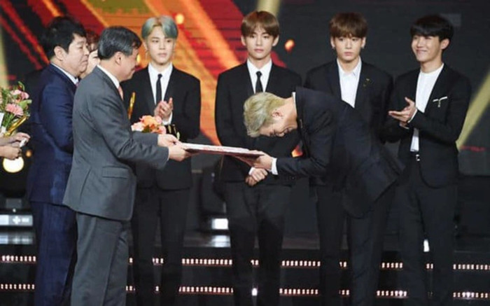 Yêu cầu hủy bỏ bằng khen của BTS Ảnh 2