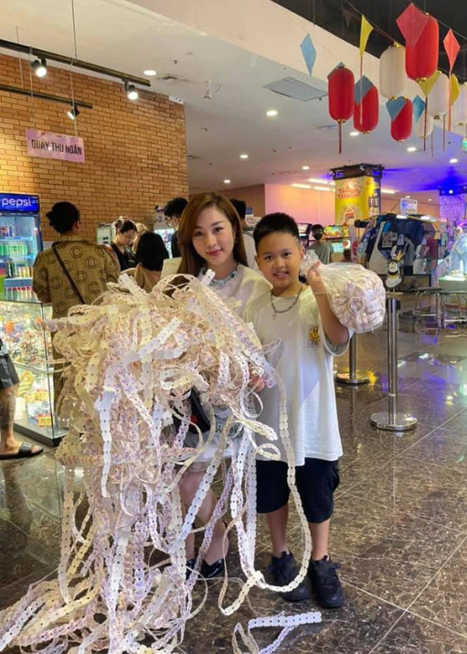 Bé Bảo Minh đi khu vui chơi cùng mẹ kế.