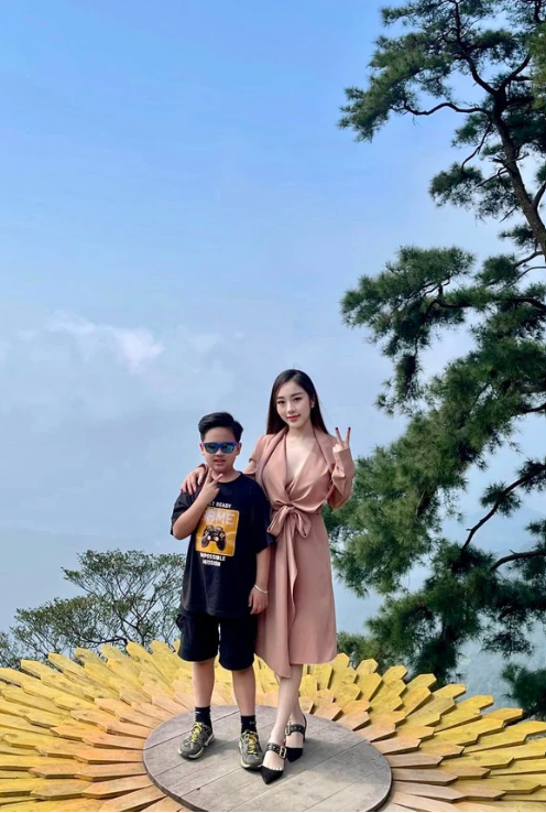 Hình ảnh thân thiết của Nhung Babie và con riêng của TiTi.