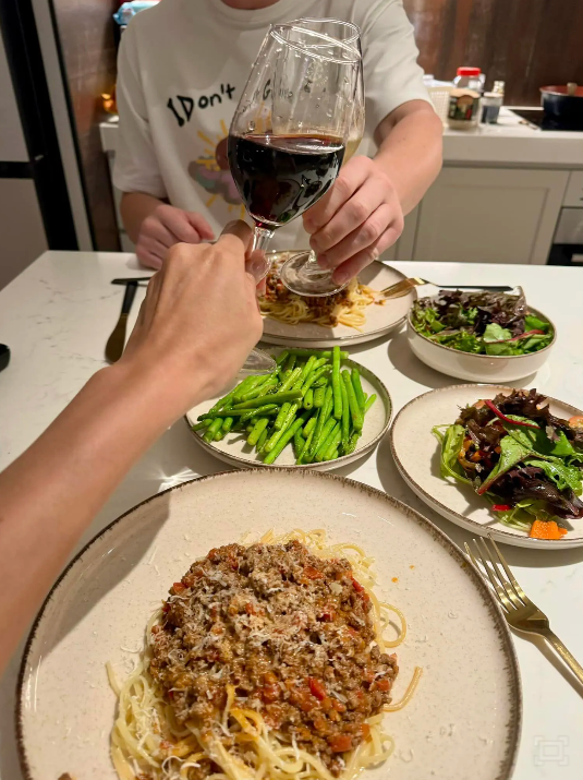 Đời sống của cặp vợ chồng mới cưới cũng được dân mạng rất quan tâm.