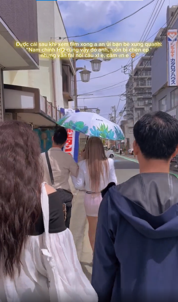 Chồng Huyền Baby không ngại ngần che ô cho vợ.