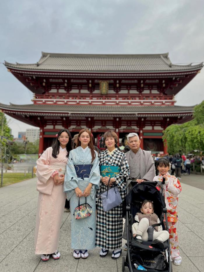 Có thể là hình ảnh về 7 người, Fushimi Inari Taisha và Tháp Tokyo