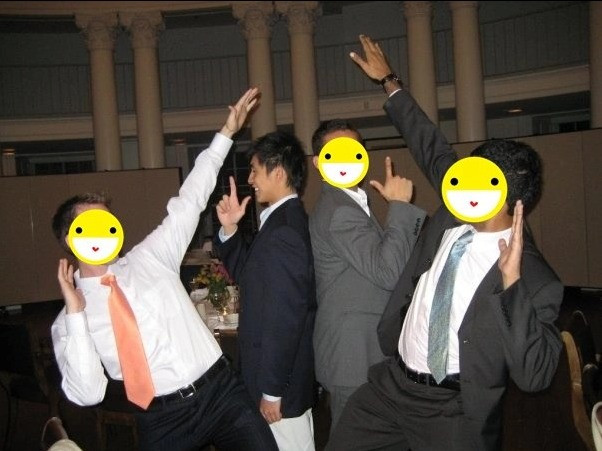 Khi đó, Minh Đạt mới chỉ 19 - 20 tuổi, tươi cười trong bức ảnh chụp cùng bạn bè.