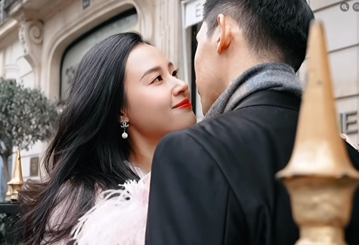 Midu nhìn chồng sắp cưới say đắm.