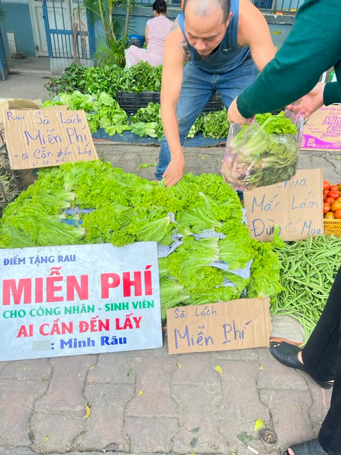 Anh Minh Râu gây ấn tượng với dư luận khi sở hữu sạp bán rau đột biến 0 đồng dành cho sinh viên và công nhân nghèo