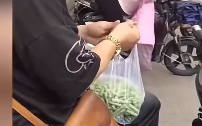 Chờ đón con, ông bố tiện thể ngồi nhặt rau khiến các chị gái xung quanh há hốc Ảnh 2