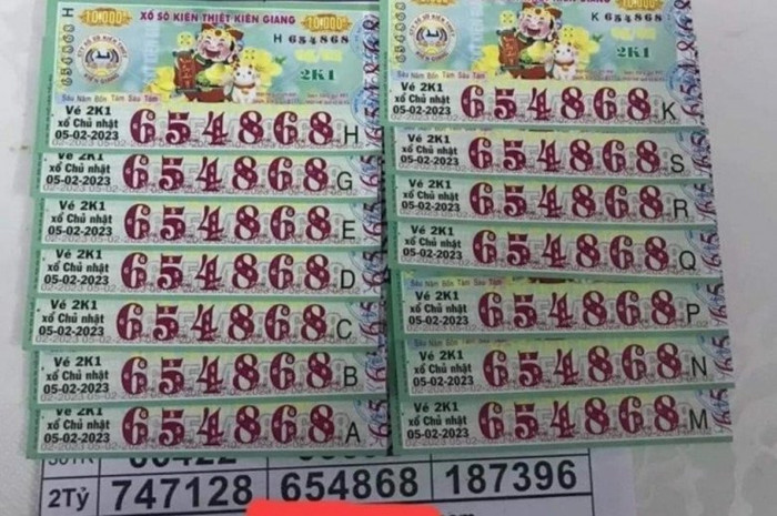 Ông Cầm mua 3 tờ vé số với mục đích giúp đỡ ông lão bán vé số sớm hết hàng được trở về với gia đình 