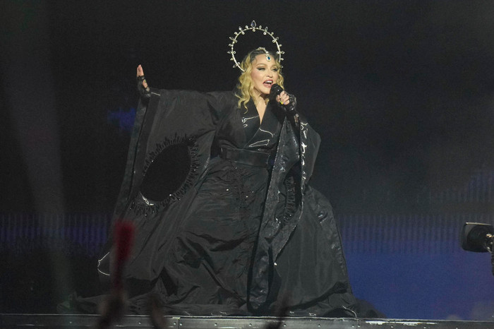 Madonna tổ chức concert miễn phí tại bãi biển Copacabana (Rio de Janeiro). 