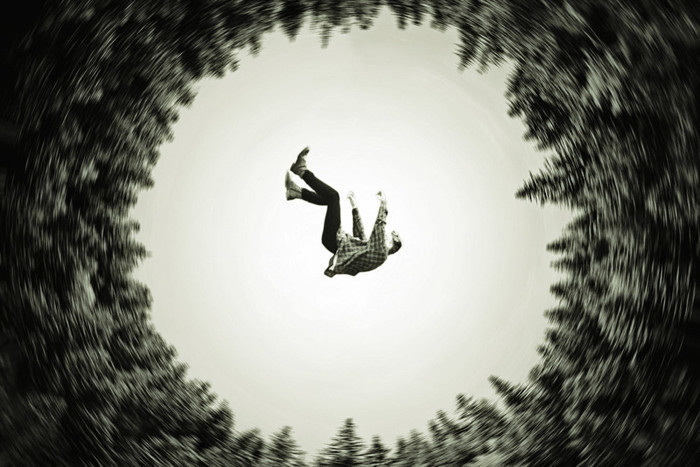 Những sự kết nối gia đình, bạn bè, đồng nghiệp, mối quan hệ xã hội, thế giới ảo... nhưng chúng đều mất kết nối.