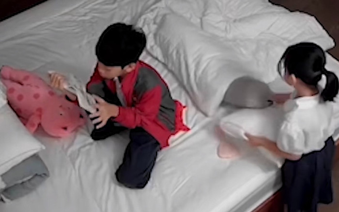 Bé gái mỗi ngày đều hôn gối ôm có mặt bố, và sự thật phía sau khiến mọi người bất ngờ Ảnh 2