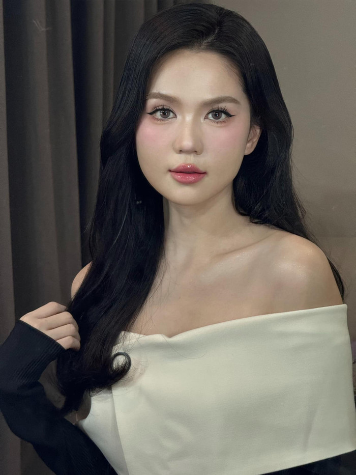 Nhiều khán giả nhận xét rằng dù cô tăng cân, nhưng diện mạo vẫn không hề thay đổi. Ảnh: FBNV