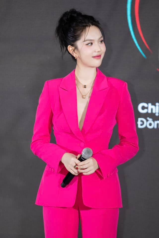 Ngọc Trinh chăm chỉ đi làm, duy trì hình ảnh chỉn chu mỗi khi xuất hiện ở chốn đông người. Ảnh: FBNV