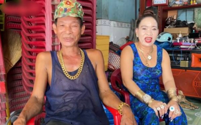 Vợ chồng Bạc Liêu đeo 100 cây vàng trên người để sửa xe, tiết lộ sở thích 'độc nhất vô nhị' Ảnh 2
