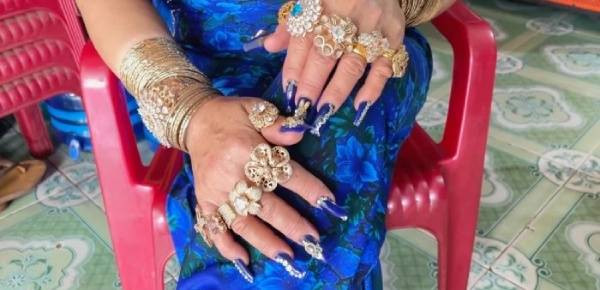 Hai vợ chồng hành nghề sửa xe máy mỗi ngày.